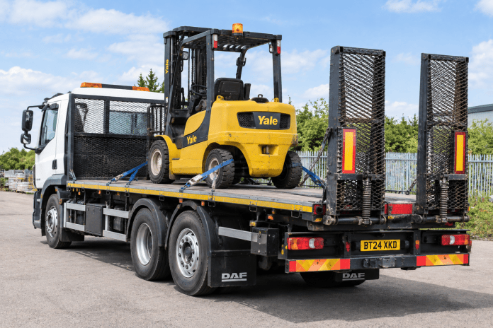 Flatbed truck with forklift truck rear